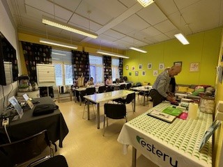 Estery-talon keltainen huone, noin 30 hlöä