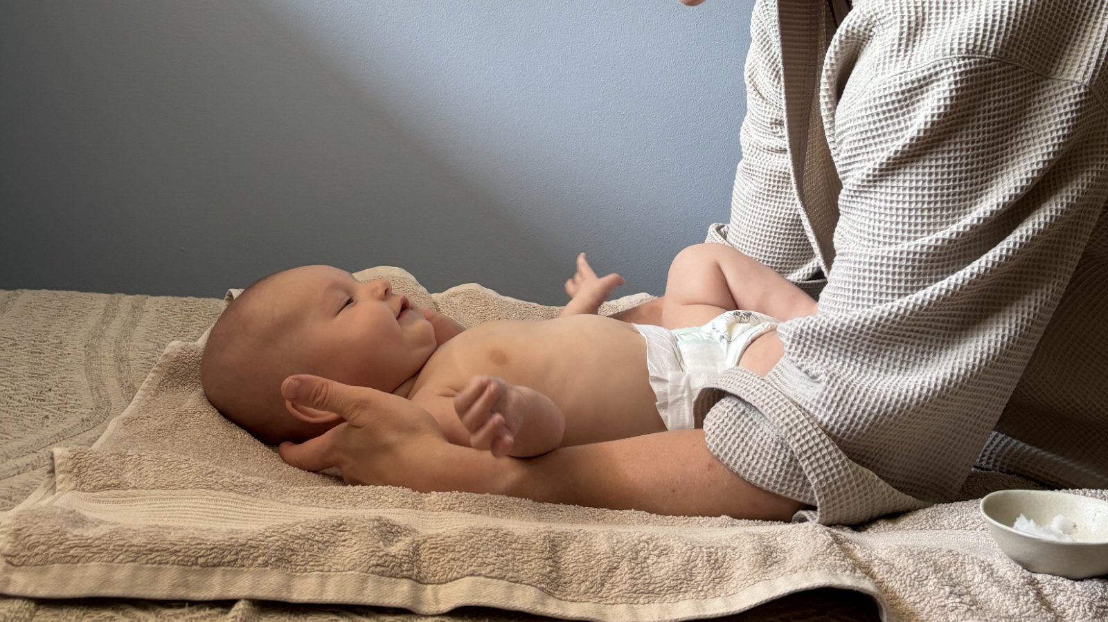 Vyöyhyketerapeuttinen vauvahieronta