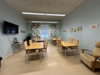 Estery-talon valkoinen huone, noin 20 henkilöä